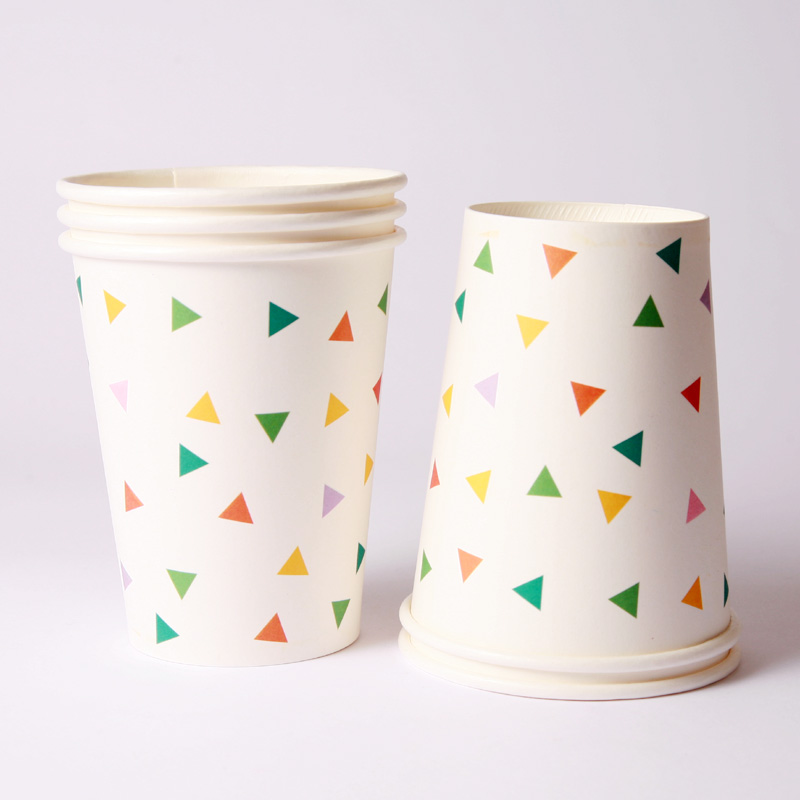8 multicoloured triangle cups
