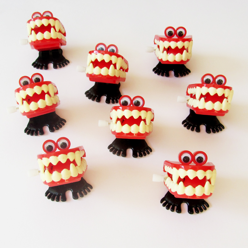 Wind up vampire chattering teeth toy