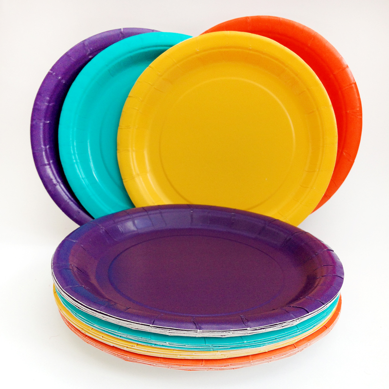 8 paper plates in assorted colours