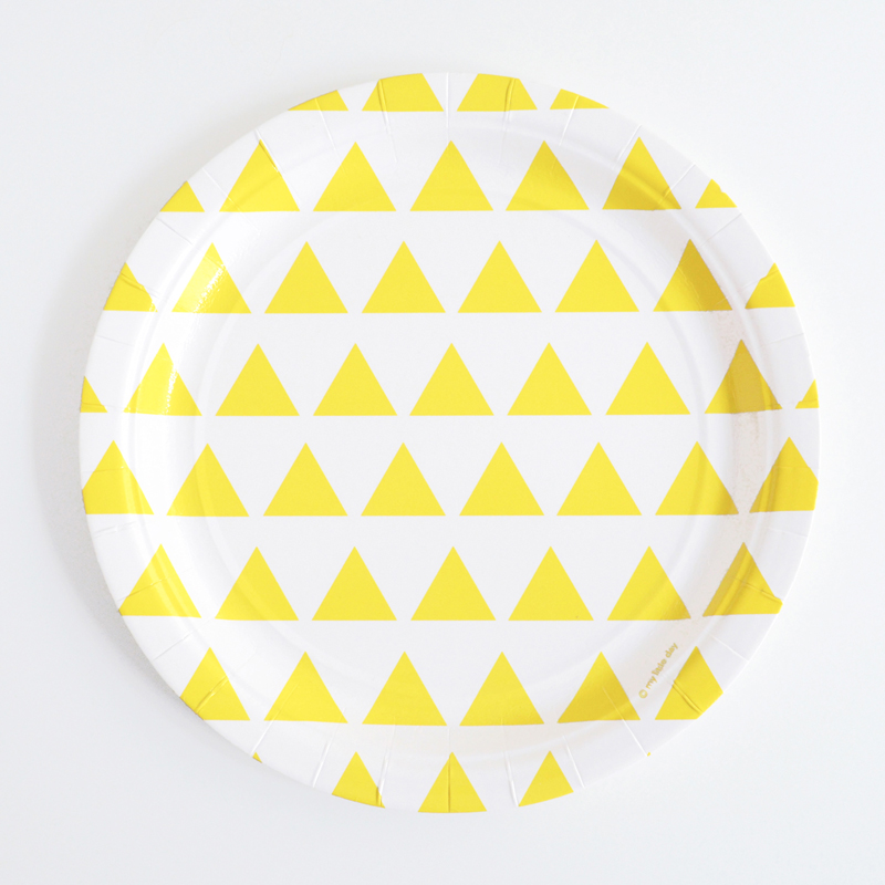 8 yellow triangle plates