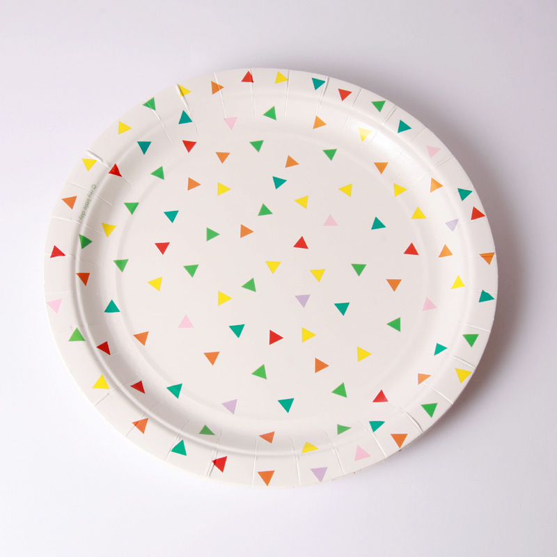 8 multicoloured triangle plates