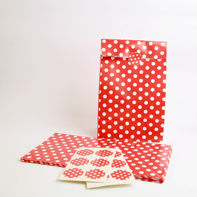 8 white polka dot party bags